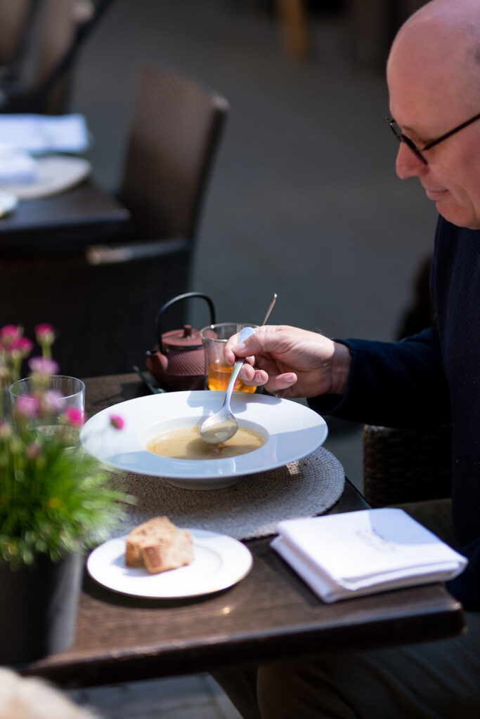 Soep aan tafel bij Jardin Public